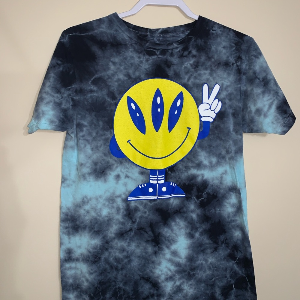 a-lab T-Shirt with Smiley Face Alien Design (Medium)